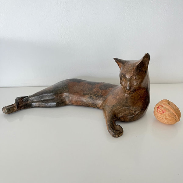 Pierre Chenet: Chat allongé en bronze (Liggende kat in brons)